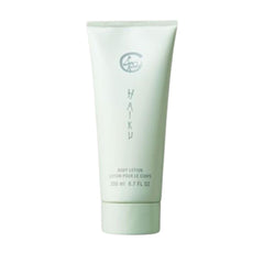 Lotion Avon's Haiku pour le corps dans sa bouteille, hydratation durable et parfum léger.