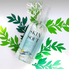 Application peau avec Skin So Soft Original Huile Sèche après le bain.