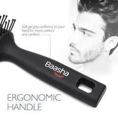 Baasha brosse massant le cuir chevelu pendant le brushing