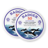 Badger crème solaire minérale SPF50 dans un boîtier compact, voyage pratique.
