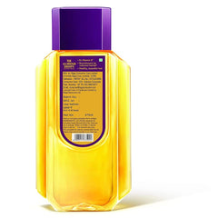 Application de l huile sur les cheveux pour nourrir et hydrater.