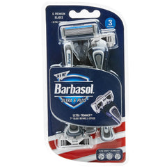 Barbasol Ultra 6 Plus rasoir dans les doigts, prise pratique et précise.