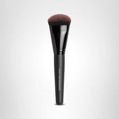 bareMinerals luxe-performance-application-maquillage montre un fini uniforme tout au long de la journée.