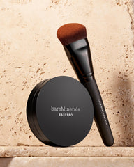 bareMinerals poudre compacte offre une finition mate et contrôle la brillance.