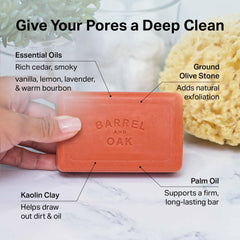 Barrel & Oak exfoliant kaolin argile purifie sans dessécher la peau.