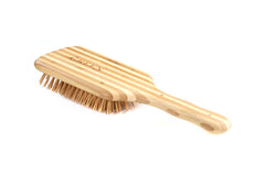 Brosse Bass Verte design éco-responsable adaptée à une routine naturelle.