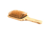 Brosse Bass Verte avec pics en bambou pour démêler en douceur et volume.