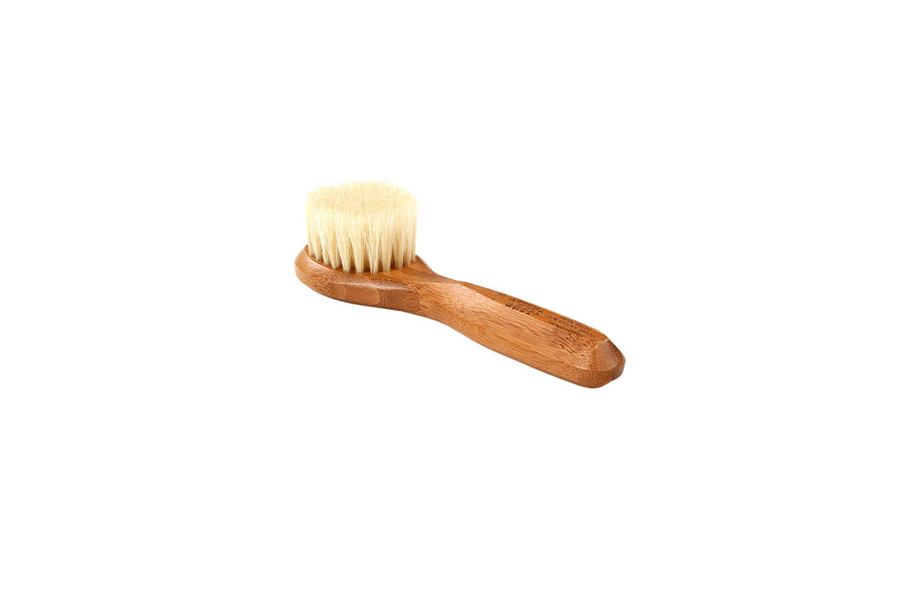 Brosse Bass visage avec manche en bois, nettoyage en douceur.