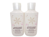Bath & Body Works Snowflakes & Cashmere: flacons hydratants et parfum subtil pour hydratation quotidienne.