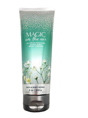 Bath & Body Works Magic In The Air – bouteille crème hydratante, parfum léger.