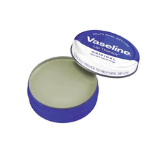 Boîte Vaseline pour lèvres ouverte, texture douce et nourrissante.