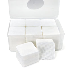 Lingettes BCOWOS sans peluche pour ongles dans une boîte, idéale pour une manucure nette.