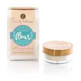 Poudre fixatrice Beauty Bakerie Flour en flacon translucide pour un teint mat