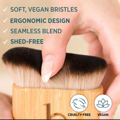 Beauty by Earth - brosse kabuki auto-bronzant pour une application homogène.