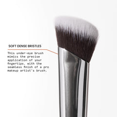 Beauty Pie Pro pinceau d'angle utilisé autour des yeux et du nez pour estomper les contours.