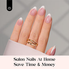 Beetles: ongles amande courts rose avec pointe française pour un look élégant.
