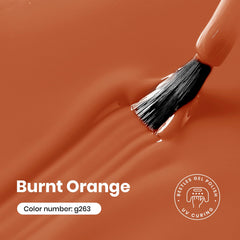 Beetles Vernis Gel Orange Foncé – pinceau en action, application lisse sans traces
