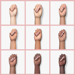 Pinceau appliquant le vernis Gel Beetles Rose Mauve Poudreux pour une application lisse.