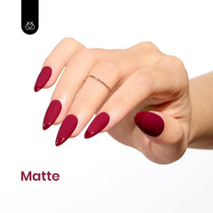 Beetles vernis gel rouge, finition brillante sur ongles soignés.