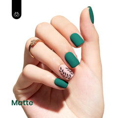 Beetles Gel Polish vert émeraude sur manucure, fini brillant possible.