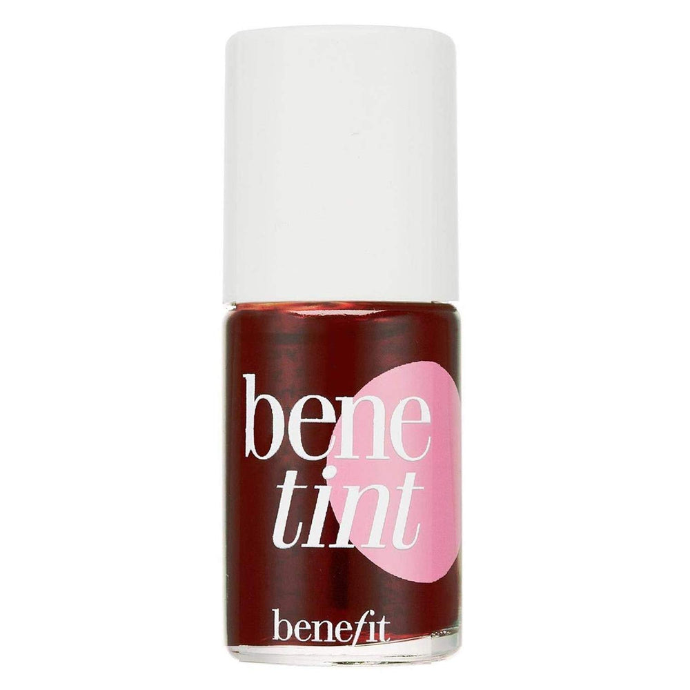 Benefit Benetint sur les lèvres et les joues pour un teint rosé durable.