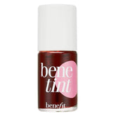 Benefit Benetint sur les lèvres et les joues pour un teint rosé durable.