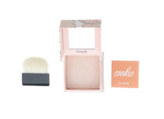 Benefit Cookie, lueur dorée douce pour un teint lumineux.