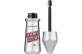 Benefit Gimme Brow+ avec brosse petite conique pour une application précise.