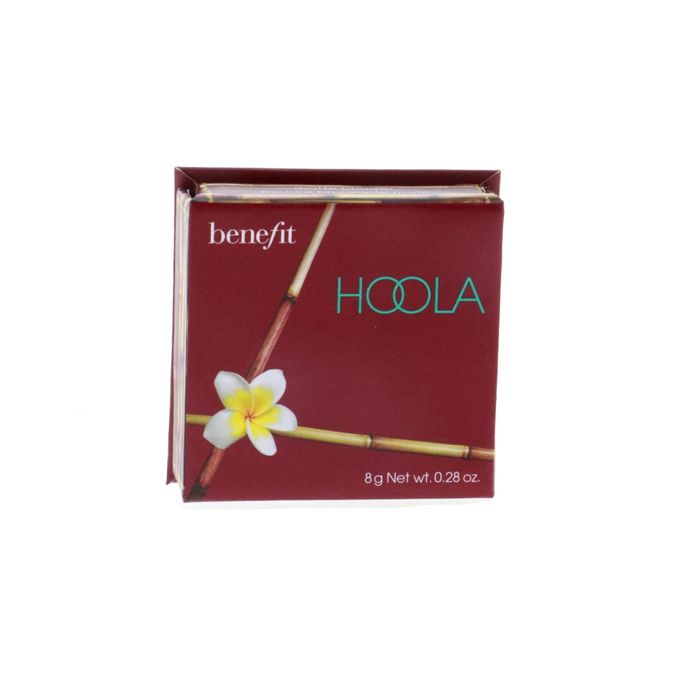 Benefit Hoola montre une lueur naturelle pour un teint frais et lumineux.