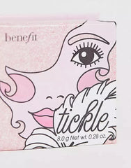 Benefit Tickle teinte rosée dorée sur les pommettes pour un fini lumineux.
