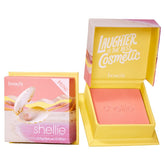 Benefit WANDERful World Blush Shellie — poudre soyeuse prête à offrir un teint doux et modulable.