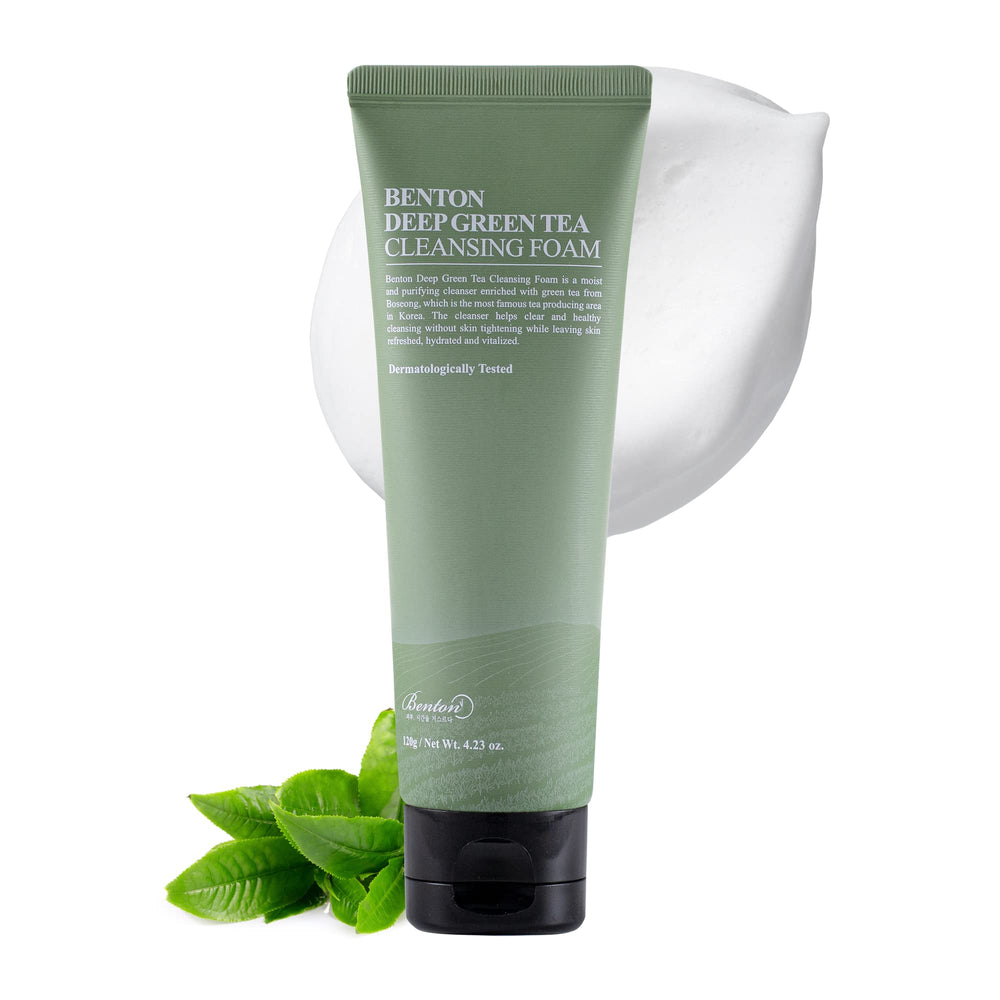 BENTON Deep Green Tea: bouteille qui verse une mousse hydratante.