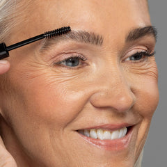 Application rapide du gel clair bdb sur sourcils pour un look net