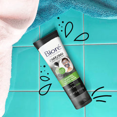 Application du masque purifiant Bioré au charbon actif, texture légère.