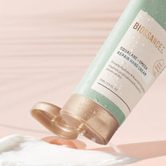 BIOSSANCE Squalane Omega Repair – application facile sur les mains sensibles.