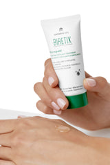 Biretix Micropeel dans la routine quotidienne prête dans la salle de bain.