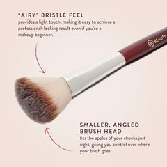 BK BEAUTY 112 pinceau-angle-visage-lumineur pour un éclat subtil sur les pommettes