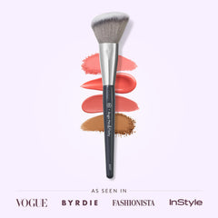 Pinceau anglé BK Beauty Angie A507 pour un blush uniforme sans traces.