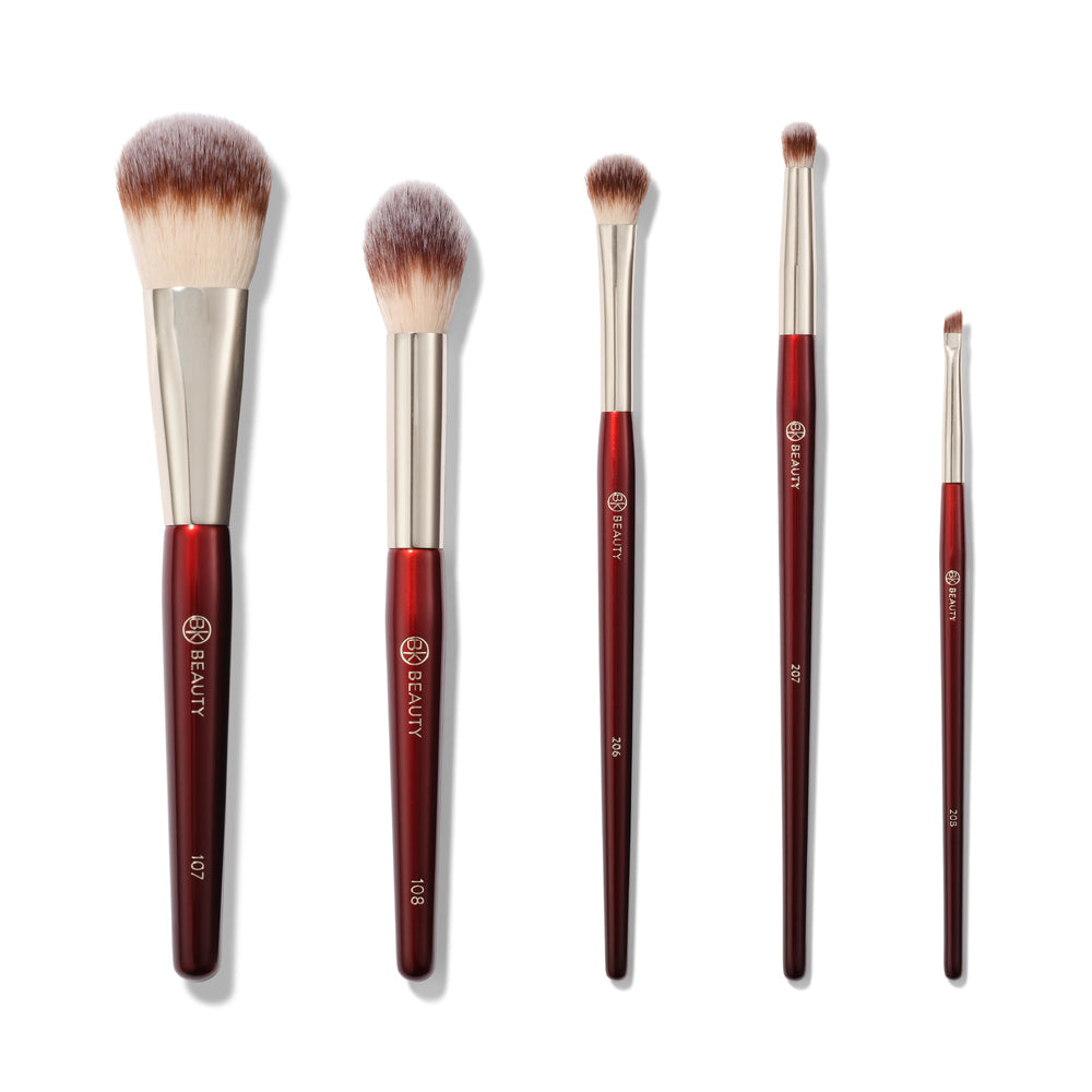 Pinceau BK Beauty plat pour blush 107, application précise.