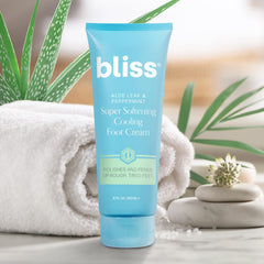Mode d’emploi Bliss: massage du talon aux orteils en incluant cuticules.