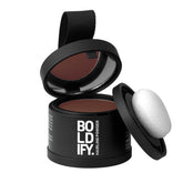 Boldify Hairline Powder couvre les racines auburn pour un rendu naturel.