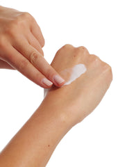 Bondi Sands Lotion bronzante: texture crème légère pour application uniforme.