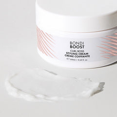Curl Boss anti-frizz, crème légère maîtrisant les frisottis.