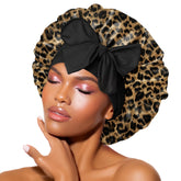 BONNET QUEEN en soie leopard: douceur nocturne protégeant les cheveux.