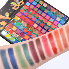 Fards BONNIE CHOICE paillettes métalliques apportant un éclat lumineux.