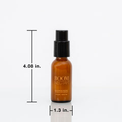 Application douce du sérum Boom Nectar sur peau sensible.