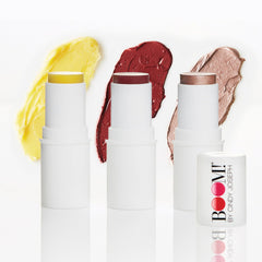 Boomstick Trio s'applique en douceur sur la peau pour un teint naturel.