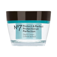 Pot de crème nocturne No7 Protect & Perfect pour hydrater et lisser la peau.