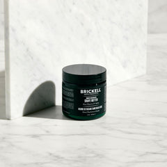 Texture cremeuse du Beurre de rasage Brickell pour un rasage précis