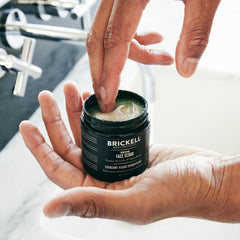 Beurre avocat et aloé dans le gommage Brickell Homme pour peau nourrie et hydratée.